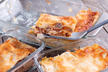 Yarı bitmiş ürünler. Konteynırda lazanya ya da güveç. Hazır yemekler. Sağlıklı beslenme