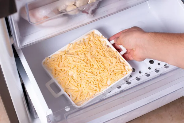 冷冻食物 人类的手正在从冰箱里取出冰冻的砂锅 储存现成的晚餐和节省时间的概念 — 图库照片
