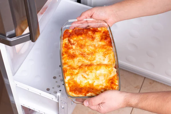 Comidas Preparadas Congeladas Las Manos Del Hombre Están Tomando Lasaña — Foto de Stock