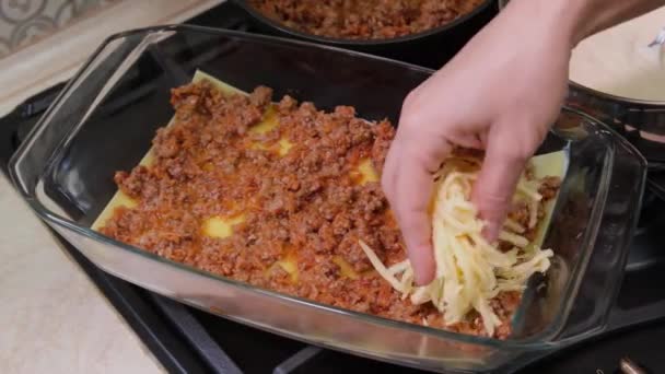 Woman Kitchen Prepares Lasagna Pasta Lasagna Adds Cheese Red Minced — Αρχείο Βίντεο