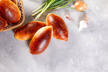Ev yapımı geleneksel Rus turtası ve patates. Mesaj için yer. Uzayı kopyala Üst görünüm