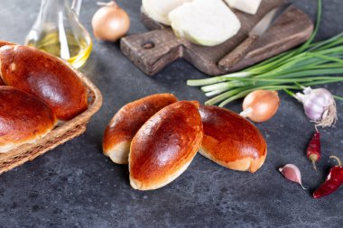 Yumurta ve yeşil soğanla dolu Rus hamur işleri (pirogi)