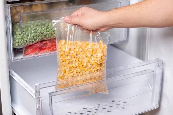 Maíz Congelado Bolsa Congelador Cerca Alimentos Congelados —  Fotos de Stock