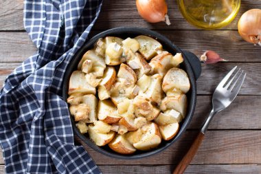 Fırında patates ve peynir. Sebzelerle ye. Rus mutfağı. Üst görünüm