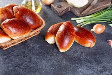 Piroshki - Rus usulü lahana dolgulu puf böreği. Mesaj için yer. Boşluğu kopyala.