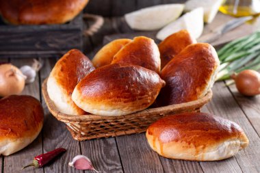 Piroshki - Rus usulü lahana dolgulu puf böreği.