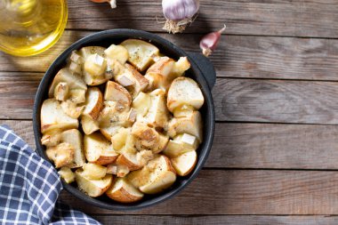 Fırında patates ve peynir. Üst Manzara. Mesaj için yer. Boşluğu kopyala.