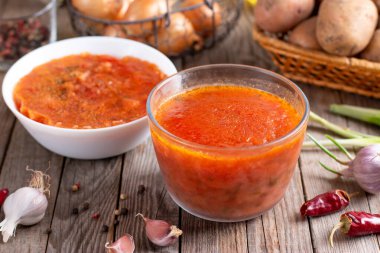 Donmuş çorba. Cam bir kapta borscht. Donmuş yiyecekler