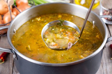 Rus çorbası Rassolnik, salatalık turşulu çorba, tencerede inci arpa.