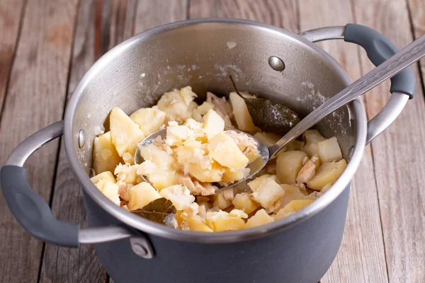 Aardappelen Met Vlees Een Pan Huisgemaakt Heerlijk Eten — Stockfoto