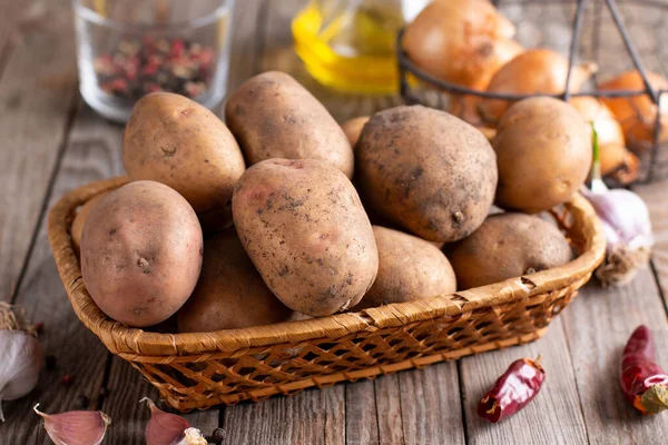 Comida Cruda Papa Patatas Frescas Sobre Fondo Madera — Foto de Stock