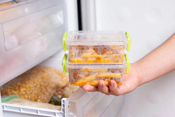 식사를 냉장고에 냉동실에 냉동식품이 요리의 — 스톡 사진