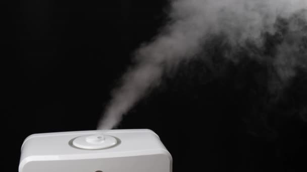 Weißer Dampf Des Luftbefeuchters Auf Dunklem Hintergrund Diffuser Nebel Aus — Stockvideo