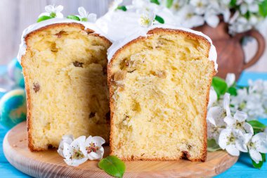 Geleneksel paskalya pastası kulich Ukrayna usulü mavi ahşap arka planda renkli yumurtalar