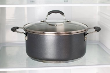 Mutfakta yiyecek olan bir buzdolabı aç. Buzdolabında esrar var. Yemek hazır.