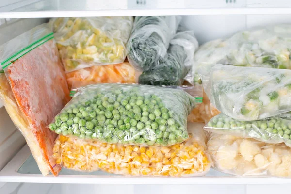 Sacos Com Legumes Congelados Geladeira — Fotografia de Stock