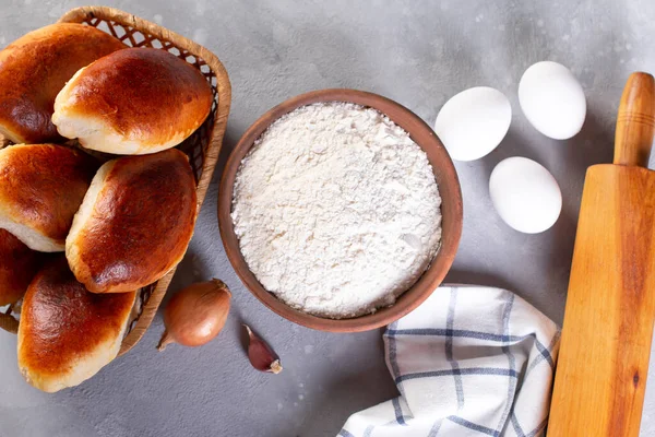 Hausgemachte Kuchen Und Kochzutaten Mehl Eier Gemüse Draufsicht Mit Kopierraum — Stockfoto