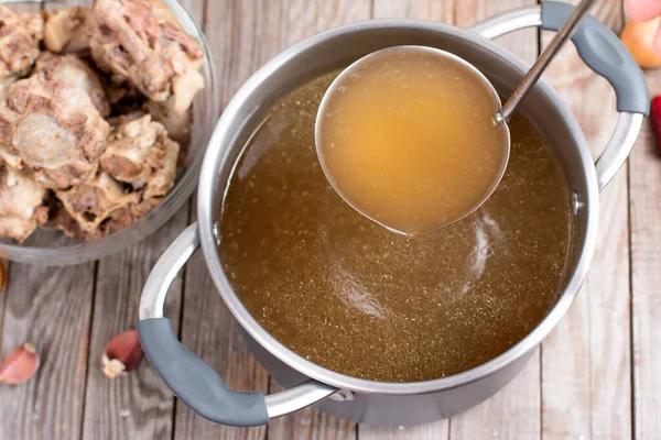 Panela Com Caldo Com Uma Concha Sobre Mesa Caldo Osso — Fotografia de Stock