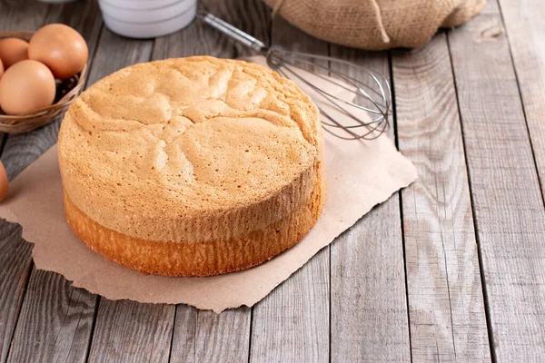 Klassischer Biskuitkuchen Selektiver Fokus Hausgemachter Kuchen Kopierraum — Stockfoto