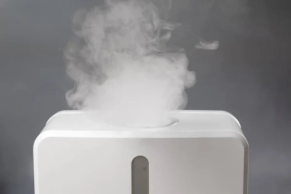 Humidificador Aire Blanco Durante Trabajo Aire Limpio Vaporiza Vapor Mejorar — Foto de Stock