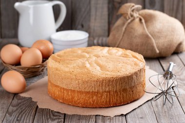 Tahta arka planda depolamak için süngerli keki naylona sarmak