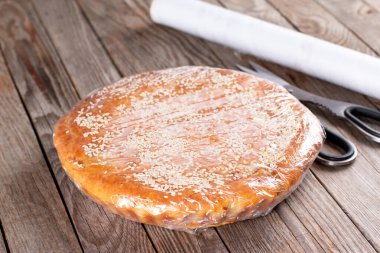 Daha sonra kullanmak üzere dondurulmaya hazır bir çantaya turta ya da pasta paketleme. Donmuş yiyecekler