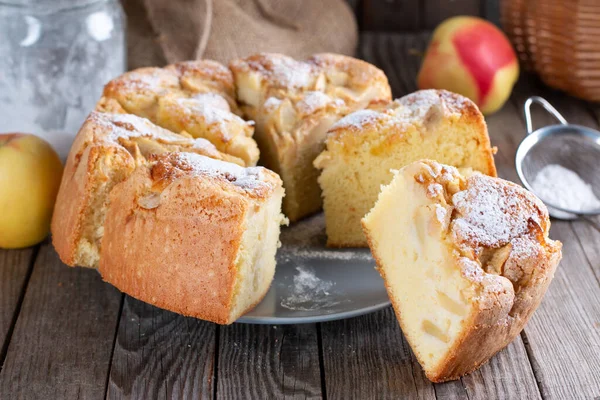 自制的柔软美味的海绵蛋糕 放在木桌上的苹果 面包店背景概念 — 图库照片