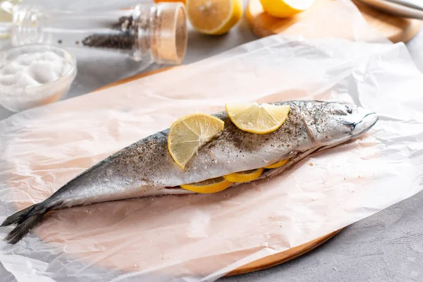 Makrill Med Kryddor Och Citronskivor Bordet Matlagningsmakrill — Stockfoto