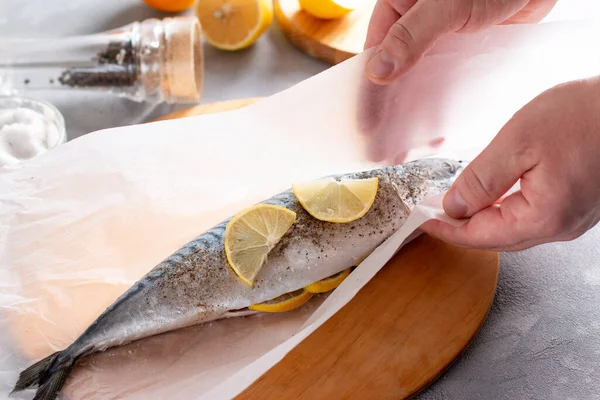 Man Matlagning Välsmakande Makrill Fisk Kök Med Kryddor Och Citronskivor — Stockfoto