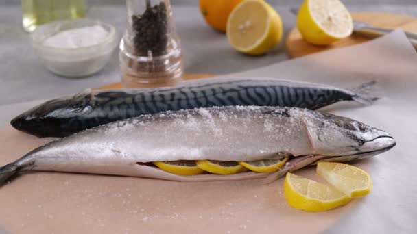 Vis Aan Het Koken Chef Bestrooit Rauwe Verse Vis Met — Stockvideo