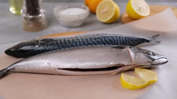 Fisch Kochen Der Koch Fügt Rohen Fisch Zitrone Hinzu Gesundes — Stockvideo