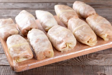 Dondurulmuş lahana dilimleme tahtasının üzerinde eritilir. Yarı bitmiş ürünlerin hazırlanması. Geleneksel yemek. Donmuş yiyecekler.