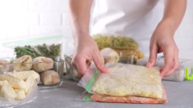 Konteynırlarda dondurulmuş yiyecekler ve masada torbalar. Donmuş sebzeler. Kış için erzak..