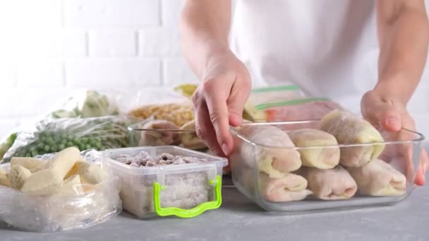 Productos Semielaborados Congelados Sobre Mesa Rollo Col Relleno Congelado Recipiente — Vídeo de stock