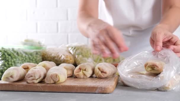 Παγωμένο Φαγητό Γυναίκα Συσκευασίας Κατεψυγμένα Γεμιστό Λάχανο Ρολό Μια Τσάντα — Αρχείο Βίντεο