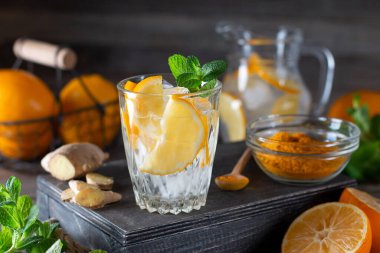 Serinletici limonata iç. Geleneksel yaz içeceği. Nane şekeri ve ahşap zemin üzerinde buz.