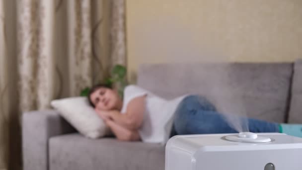 Luftfuktning Med Luftfuktare Rummet Fuktig Luft Sprutas Från Luftfuktaren Kvinnlig — Stockvideo