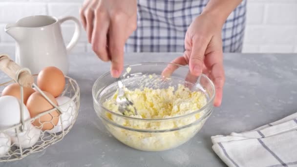 Cozinheiro Prepara Queijo Cottage Branco Para Cozinhar Tigela Vidro Cozinha — Vídeo de Stock