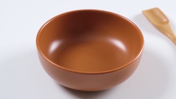 红色的小扁豆在白色背景的碗里 健康有机食品饮食的概念 新鲜天然食物配料 慢动作 — 图库视频影像