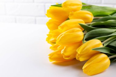 Bir buket sarı lale. Bir tebrik kartı. Narin çiçekler. Mutlu Paskalyalar. Sevgililer Günü. Doğum günü kutlaması. 8 Mart. Anneler Günü. Boşluğu kopyala