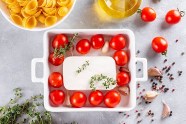 Fırında domates ve makarna ile feta 'nın popüler viral tarifi, açık arkaplanda Fetapasta. Yeni, popüler akşam yemeği. Üst görünüm, alanı kopyala.