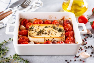 Fırında makarna. Feta peyniri, biberli domates ve sarımsak yağı. Fırında tek başına harika bir makarna sosuna dönüşüyor. Biraz makarna ekle, karıştır ve tadını çıkar..