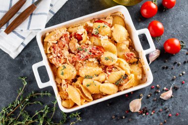 Fırında domates ve makarnalı fetanın popüler viral tarifi. Karanlık bir arka planda fetapasta. Üst görünüm, alanı kopyala.