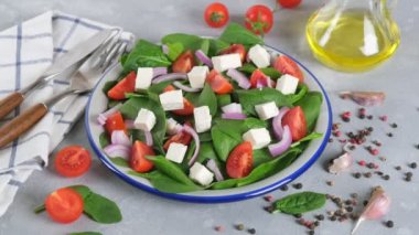 Kasede Yunan salatası. Kadın eli baharatlı sebze ve otlu beyaz peynir salatası. Sebze Salatası 'nı adım adım hazırlama fikri. Sağlıklı gıda konsepti