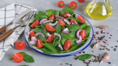 Masaya Yunan salatasına peynirli küp ekliyorum, 4K. Sebze Salatası 'nı adım adım hazırlama fikri. Sağlıklı gıda konsepti