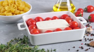 Feta makarna malzemelerinin hazırlanması. Fırında domates ve makarna ile feta 'nın popüler viral tarifi, açık arkaplanda Fetapasta..