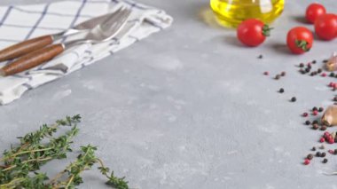 Kadın eli fırında makarna ile fırın tabağı koydu. Feta peyniri ve biberli domates ve sarımsak yağı..