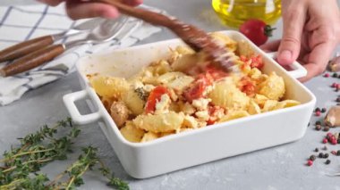 Fırında domates ve makarna ile feta 'nın popüler viral tarifi, açık arkaplanda Fetapasta. Yeni, popüler yemek.