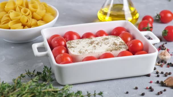 Vaření Pečených Těstovin Feta Syrové Ingredience Před Vařením Těstoviny Sýr — Stock video