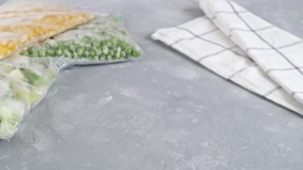 ガラス容器で冷凍野菜 冷凍野菜のミックス 冷凍食品 健康的な食事 — ストック動画